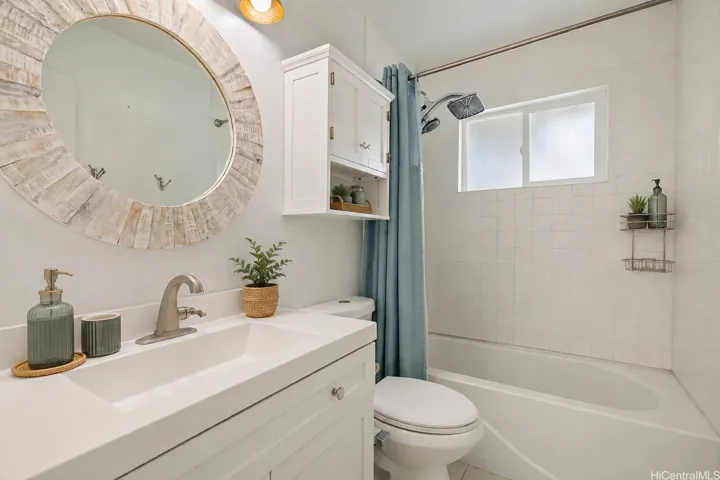 Upstairs bathroom (Enhanced)