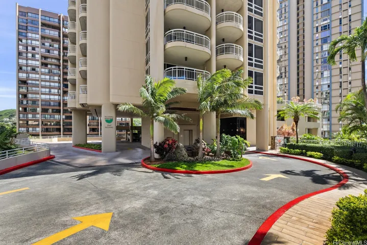 Welcome to Nuuanu Parkside - port choc-ere to lobby with guest parking to the left.