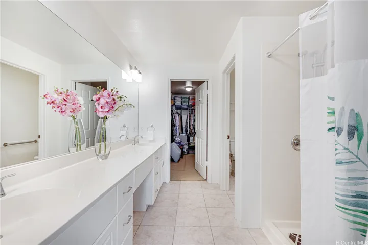 1st floor master Bathroom