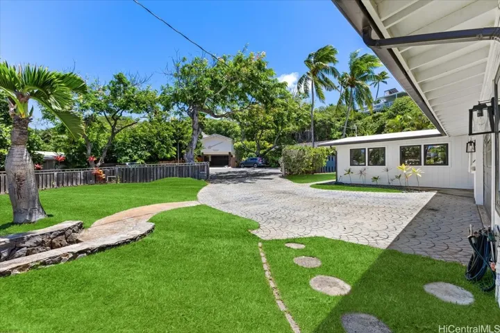 culdesac entry, lots of parking
