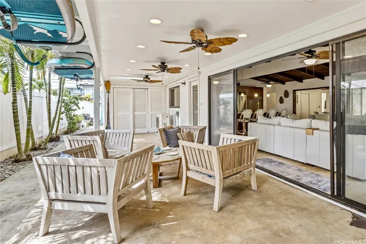 multiple spacious covered lanais invite you