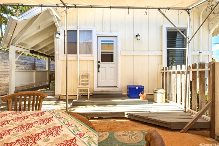 Side Lanai Looking Toward Kitchen Entry
