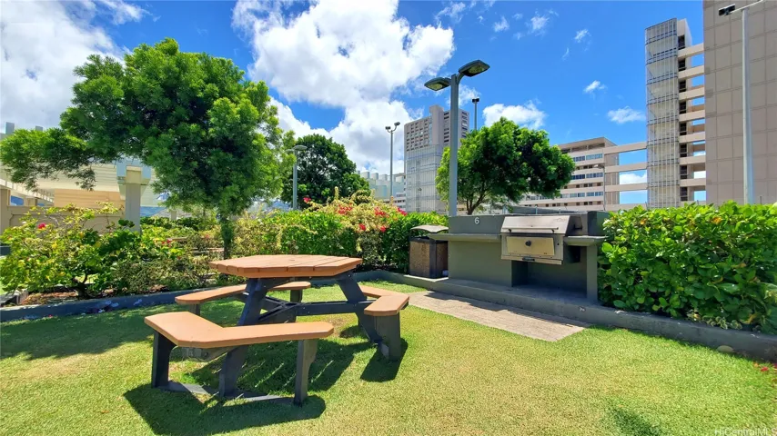 6 BBQ Area