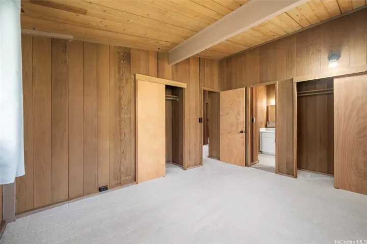 Spacious Primary bedroom with en suite bath