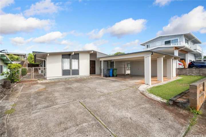 Single-Level Home is desirable Momilani!