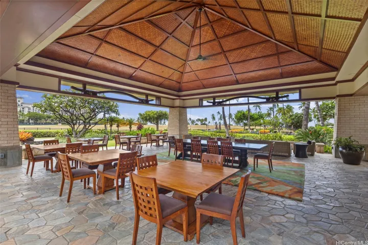 Owners Lounge - Room for everyone!