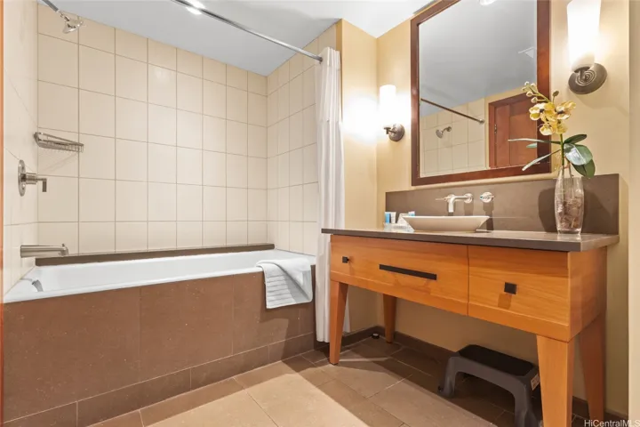 Bathroom 1 with soaking tub