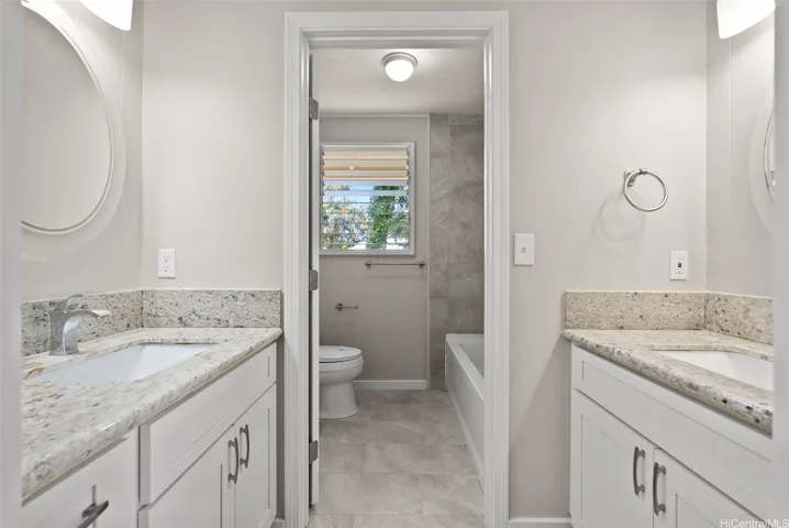 Guest bath with dual vanity