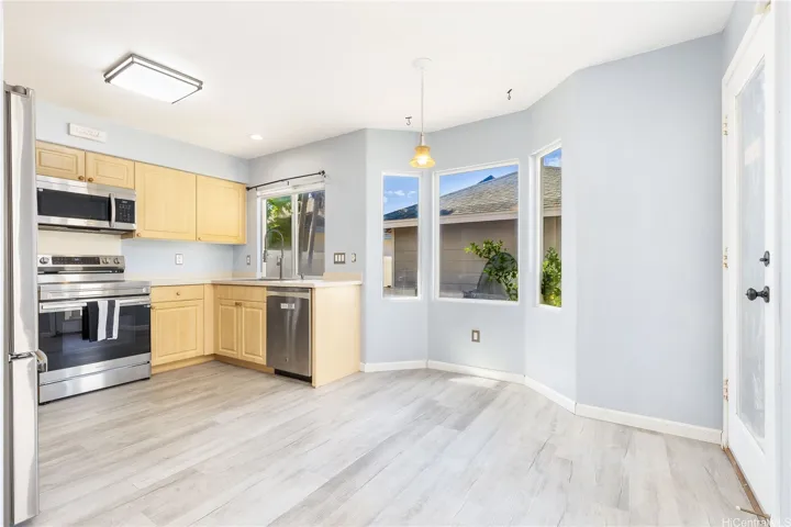 Kitchen with Bonus Breakfast Nook!