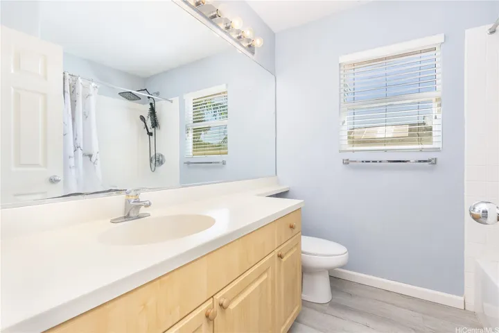 Upstairs Hallway Bathroom w/Single Vanity and Shower/Tub Combo!