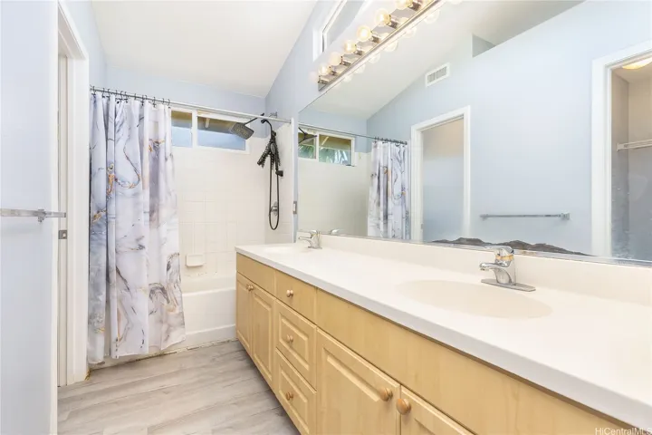 Primary En Suite w/Dual-Vanities and Shower/Tub Combo!
