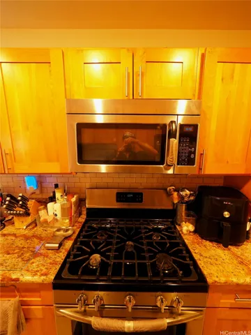 A full Gas Range Stove in a Townhouse Unit fit for food lovers and chefs alike?  Check!
