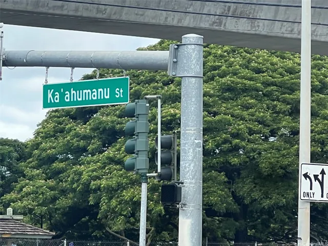 Entrance on Kaahumanu