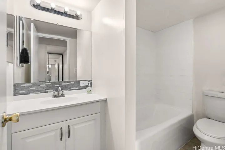 Hallway full bathroom with tub shower.