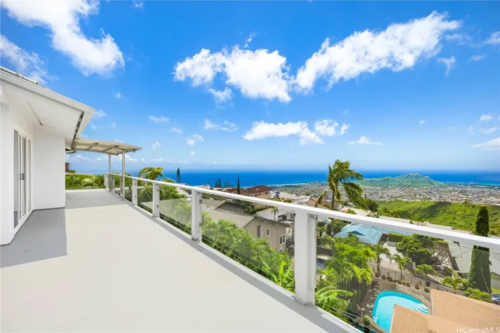 Expansive main-level wraparound deck, perfect for enjoying Honolulu’s gentle tradewinds and breathtaking sunsets.
