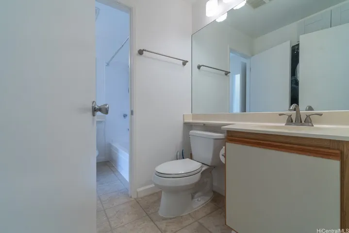 Primary bedroom 1/2 bathroom