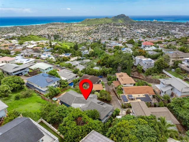 within 10 minutes of Kahala Mall & Kaimuki town restaurants