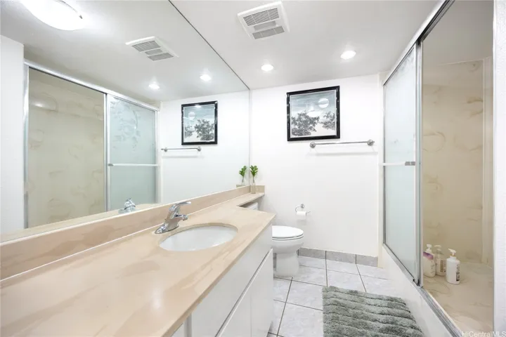 Guest ensuite.