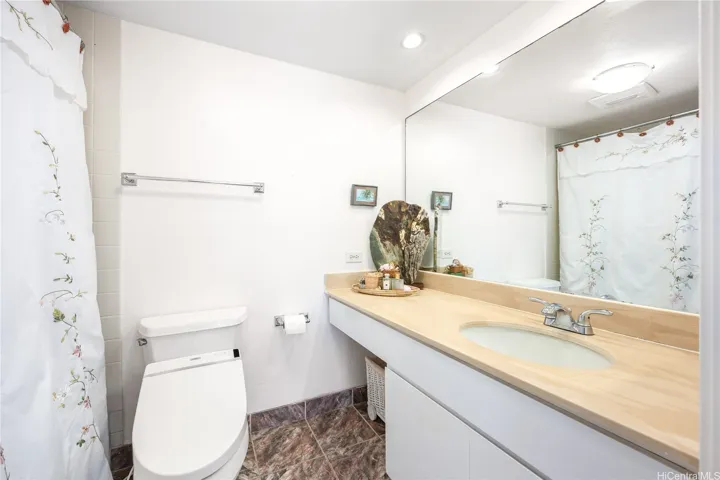 Main bedroom ensuite.