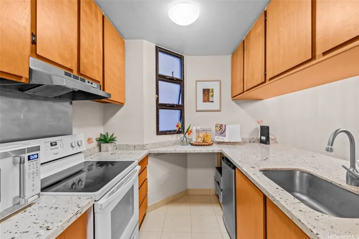 Spacious kitchen with ample cabinet and counter space