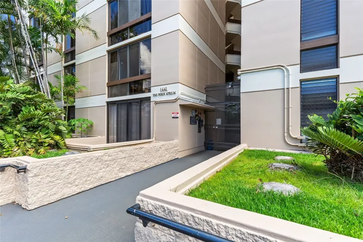 Landscaped building entrance