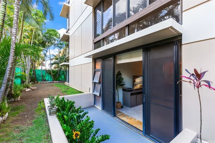 Ground-floor residence with an exclusive-use patio