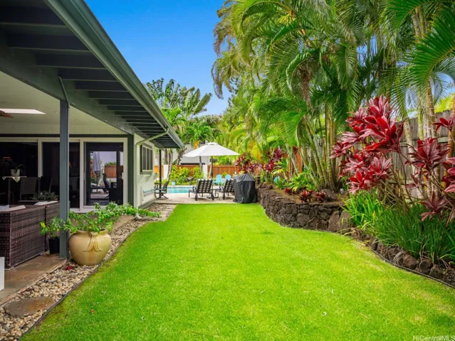 A perfect blend of relaxation and island-style living, seamless indoor-outdoor flow and resort-inspired surroundings, this outdoor oasis is ideal for enjoying Hawaii's year-round sunshine with family and friends.