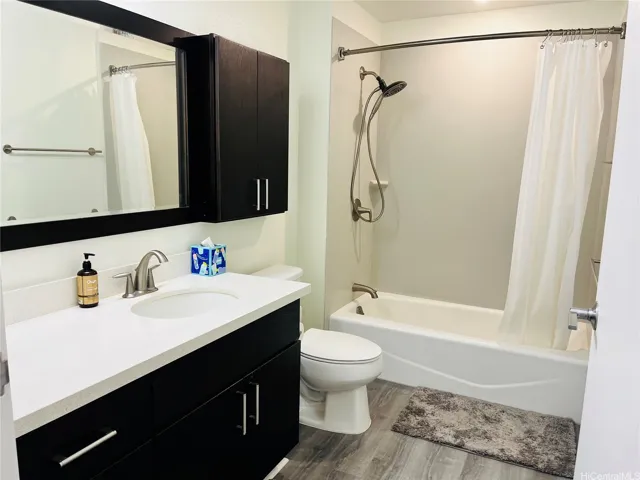 Secondary bathroom: Shower and tub