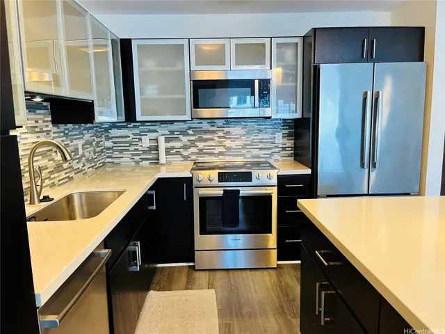 Full kitchen: Fridge/freezer, oven, stove, microwave, dishwasher, lots of storage