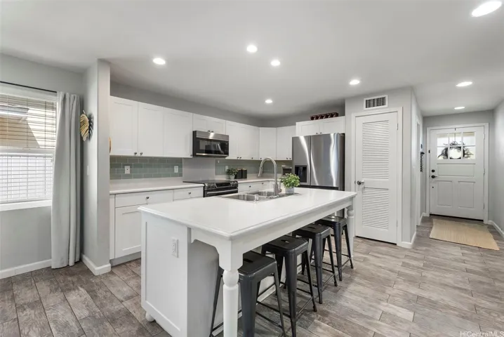 Large kitchen with upgraded tile and new dishwasher/ refriderator