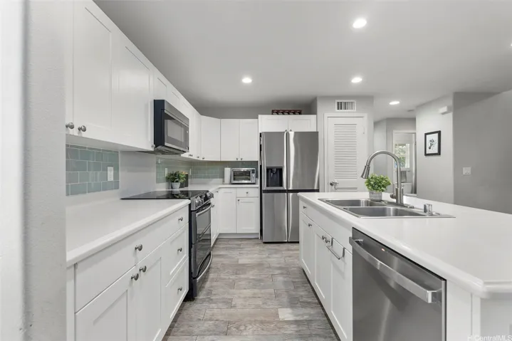 Large kitchen with upgraded tile and new dishwasher/ refriderator