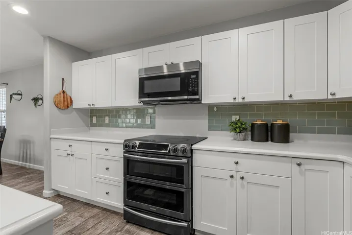 Large kitchen with upgraded tile and new dishwasher/ refriderator