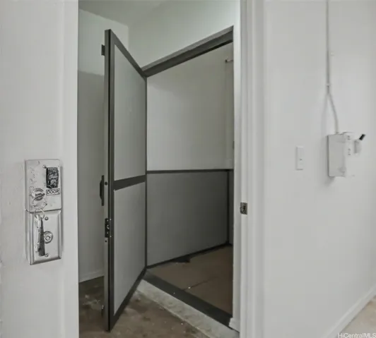 Lift that can hold up to 750 pounds, located in the garage