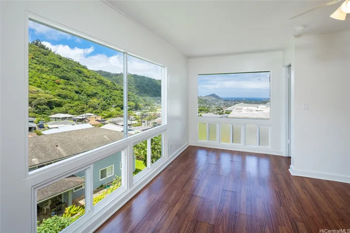 upstairs bedroom with diamond head views