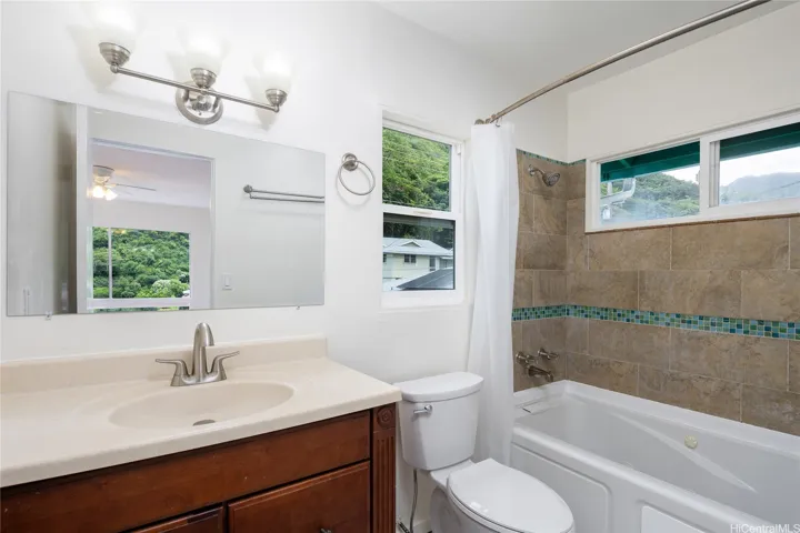full upstairs bathroom