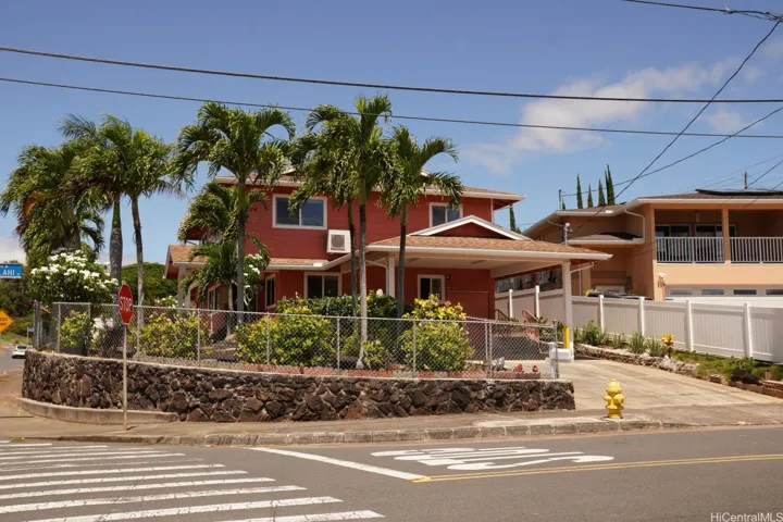 6 bed, 4 bath on 7214 sf of land: The flexible floorplan means it can fit a variety of needs.