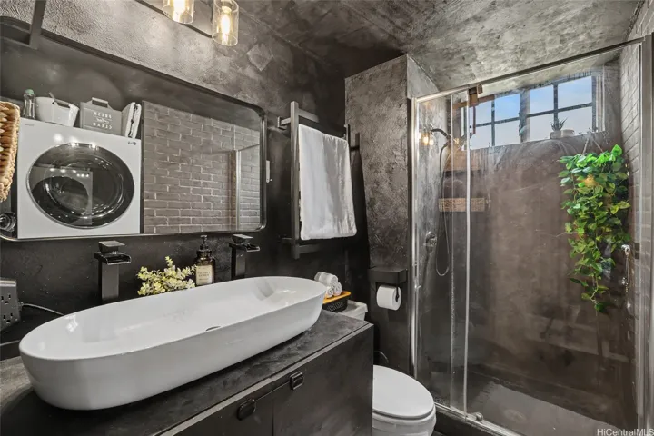 Moody and trendy renovated primary ensuite full bath.
