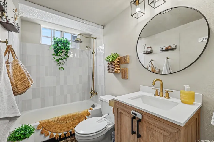 Beautifully updated hallway full bath