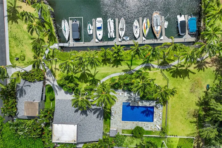 Nice amenities: Pool and CLubroom