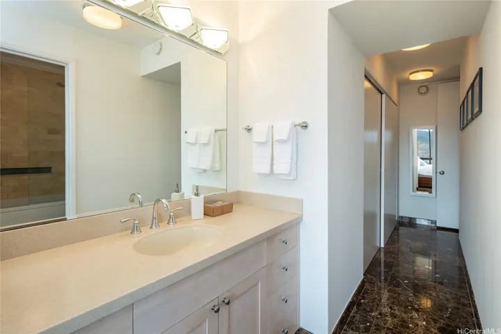 4001 Floor Primary bedroom, full bathroom