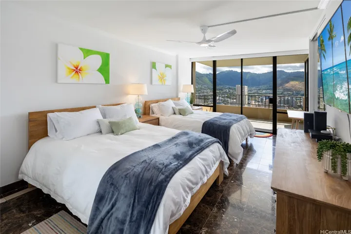 4001 Floor Secondary suite, 2 queen-size beds, mountainside.