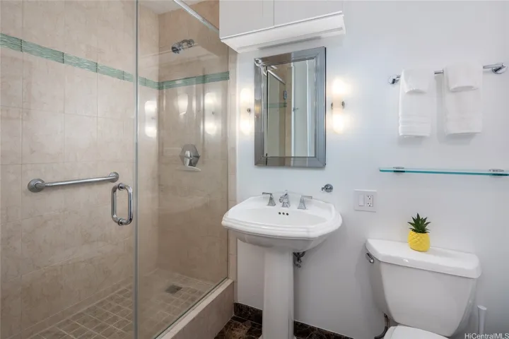 4001 Floor Secondary Bathroom