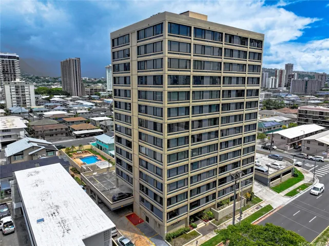 Airal photo of Kapiolani House. Swimmimg pool is in the back.