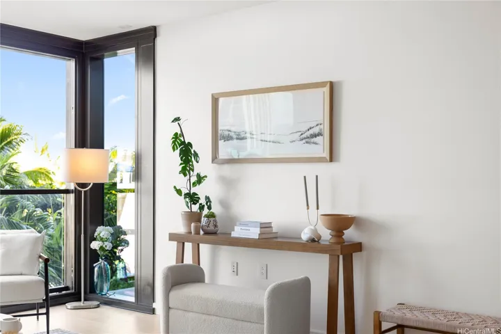 Huge lanai window for Island breeze without AC