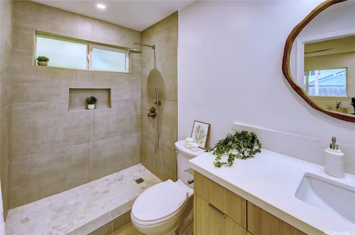 Upper-level Primary Bathroom