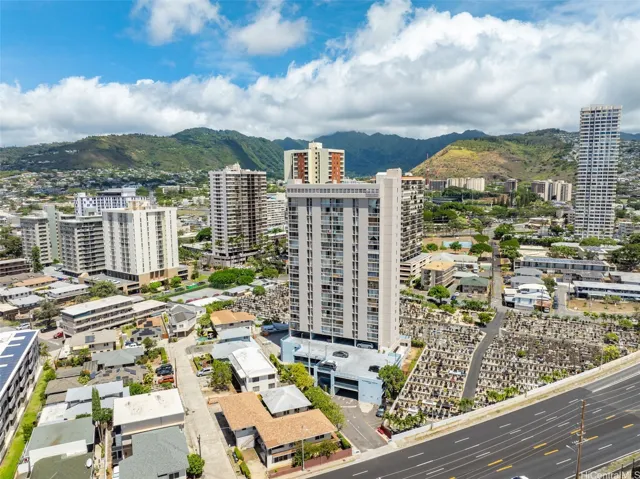 Buidling, right off Kapiolani