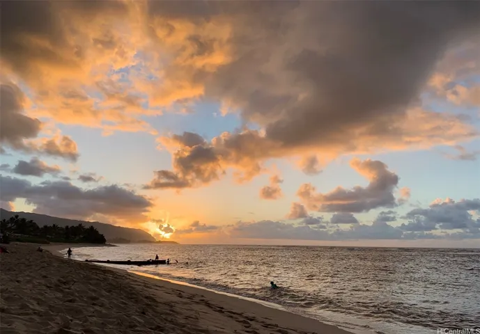 Nearby Aweoweo beach park