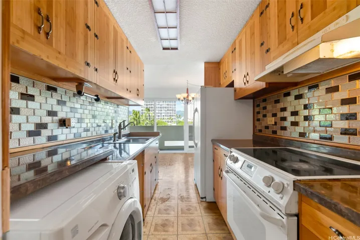 Full kitchen with washer