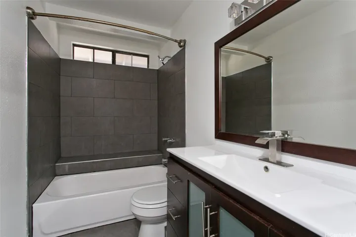 Upstairs full Bathroom