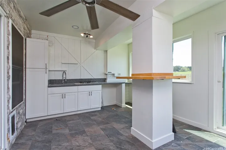 Enclosed Patio/Wet Bar